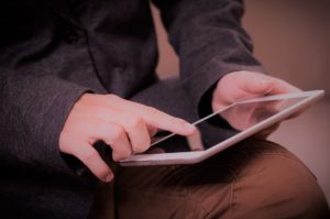 Nicolas Dulion présente la tablette numérique